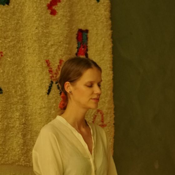 Elles Ottens during a sound healing session