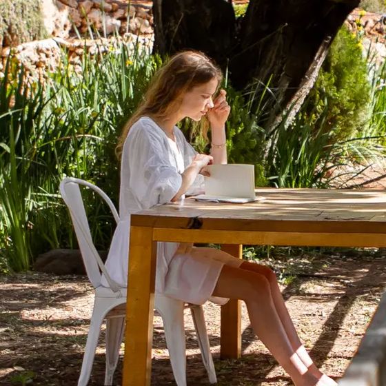 Elles Ottens preparing a session outdoors