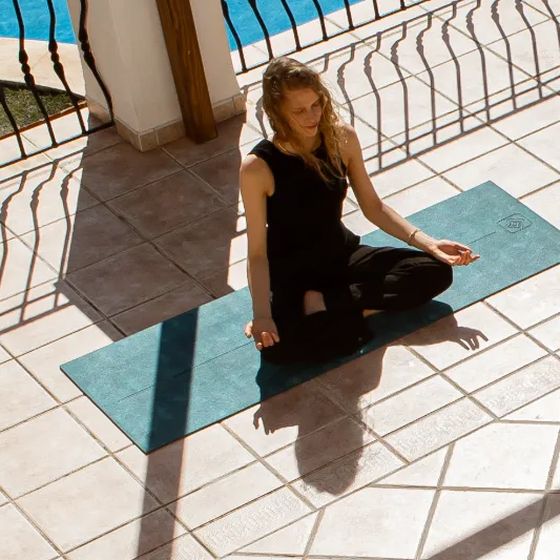 Elles Ottens leading a retreat session in Malaga