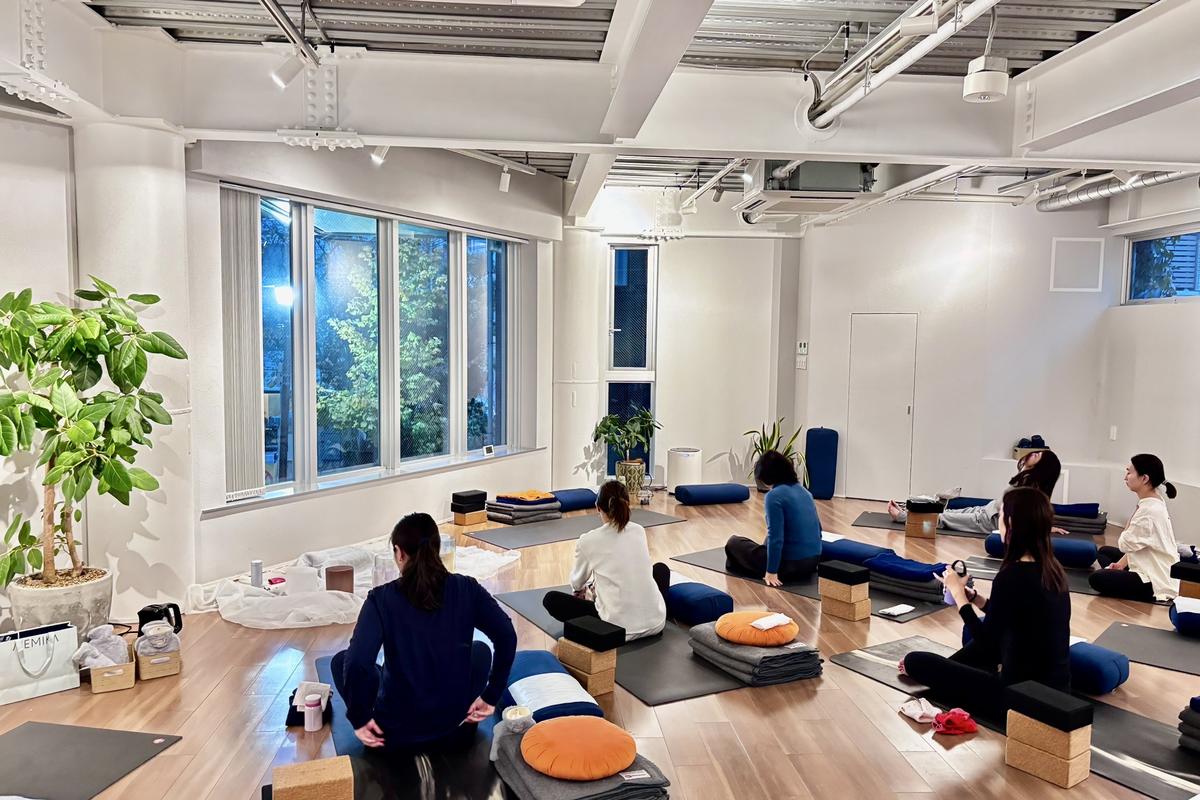 広尾の Mint Mat Yoga Studio のクラス風景